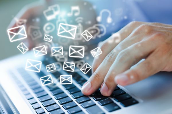 A gépi fordítás segíthet az email kommunikációban, például ha egy sürgős üzenetet kell sok emberrel közölni.