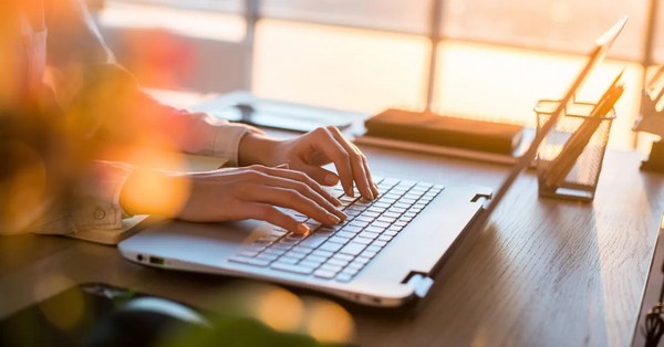 Ismerje meg, miért elengedhetetlen egy profi szövegíró bevonása a tartalmak elkészítésébe és fordításába a nagyobb hatás elérése érdekében.